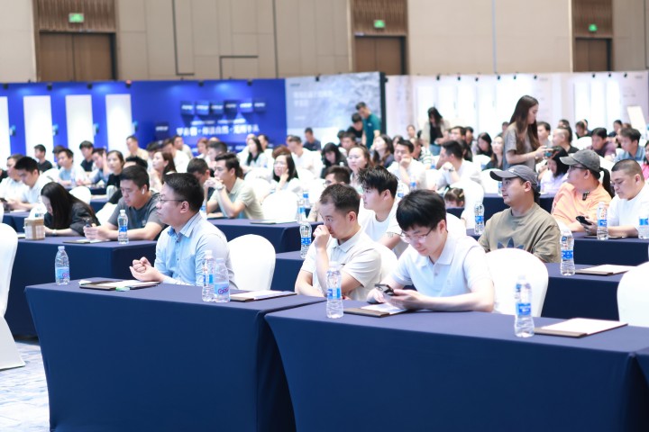 一場(chǎng)發(fā)布會(huì)，一場(chǎng)千人狂歡嘉年華 | 2025萬(wàn)磊廣佛千人行完滿(mǎn)成功